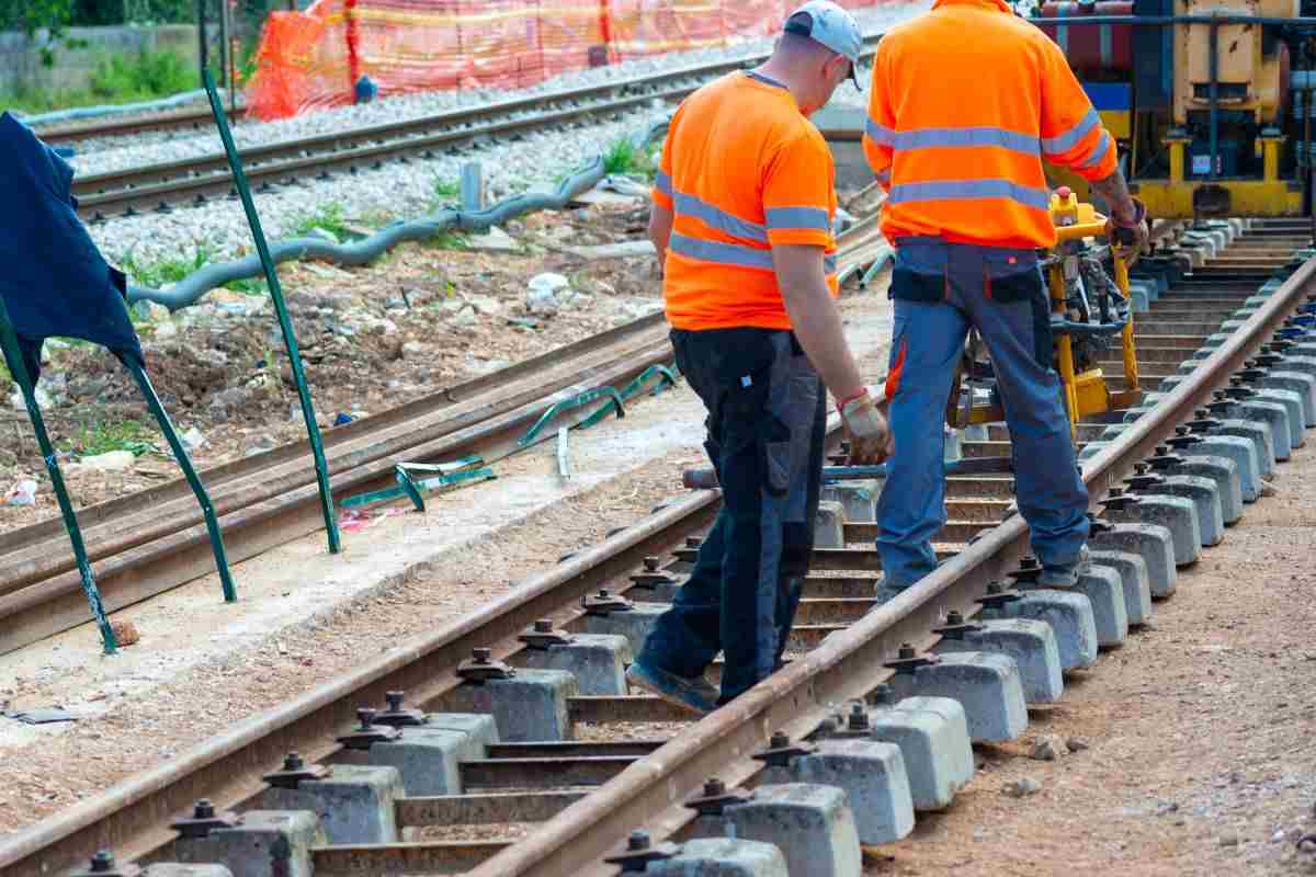 Manutentori ferroviari al lavoro