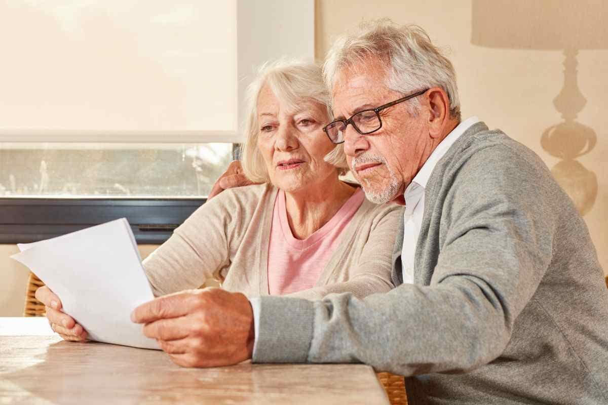 pensionati che controllano un documento